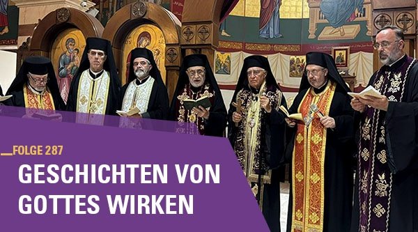 Einige Geistliche beim Gottesdienst in einer Kirche