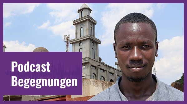 Ein Mann vor einer Kirche