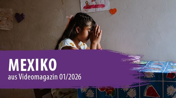 Ein junges Mädchen betet an einem Tisch