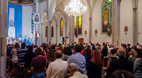 In einer vollen Kirche wird ein Gottesdienst abgehalten