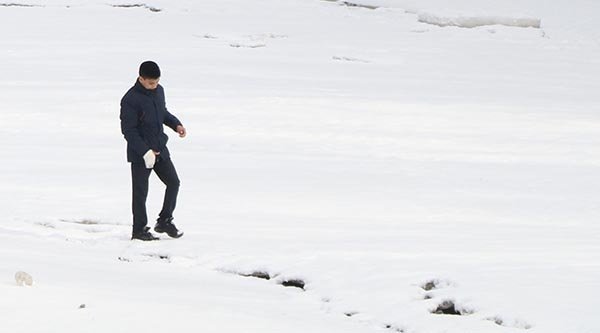 Ein Junge stapft durch den Schnee