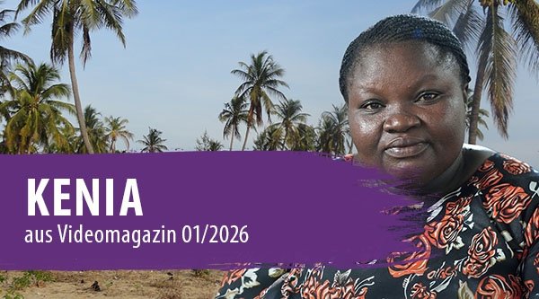 Eine Frau mit Palmen im Hintergrund schaut in die Kamera