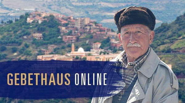 Ein Mann vor einer Stadt in einer Berglandschaft