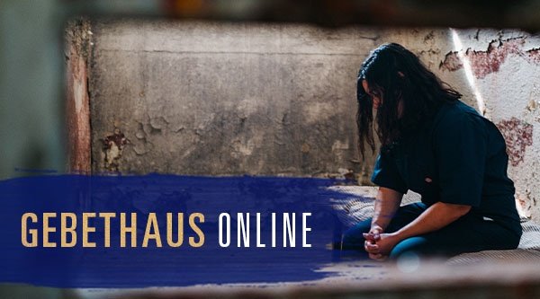 Eine Frau sitzt im Gefängnis und betet