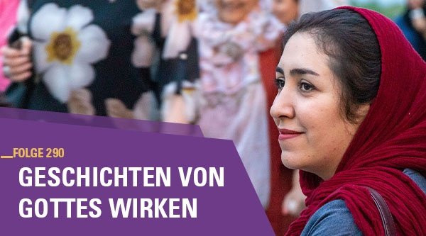 Eine Frau mit Kopftuch lächelt 