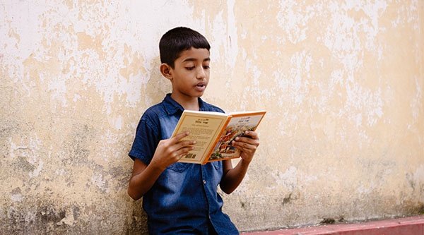 Ein kleiner Junge liest in einem Buch