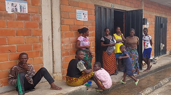 Überlebende des Yelewata-Massakers suchen Schutz in einem örtlichen Markt
