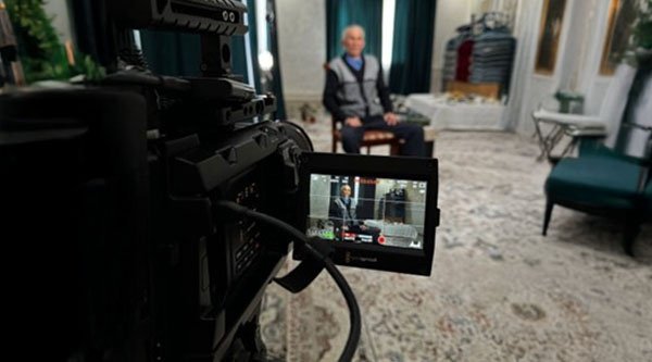 Ein Mann wird mit einer Kamera aufgenommen