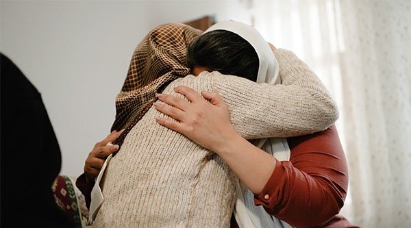 Zwei Frauen umarmen sich