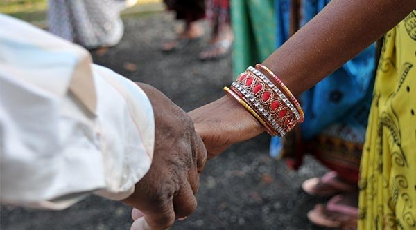 Zwei Menschen halten sich an den Händen