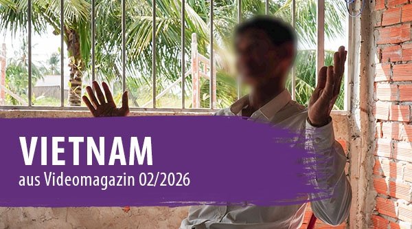 Ein Mann erzählt etwas und gestikuliert mit seinen Armen