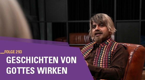 Ein Mann mit Bart gibt ein Interview