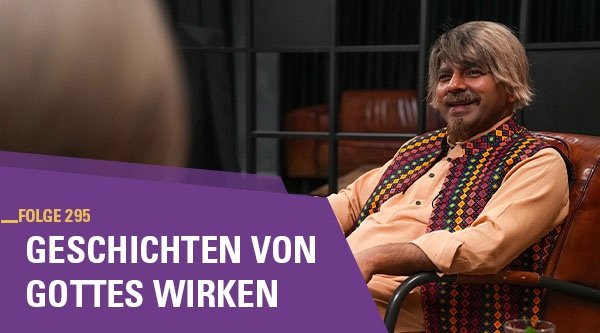 Ein Mann sitzt in einem Interview auf einem Sessel