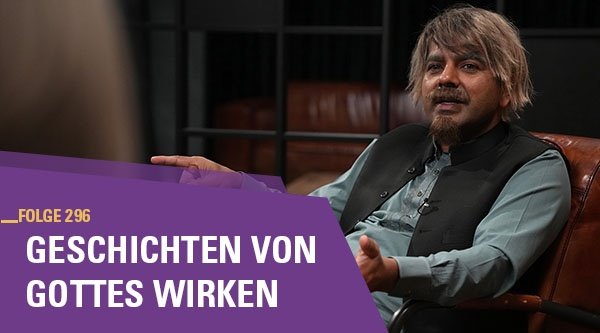 Mann erzählt etwas gestikulierend