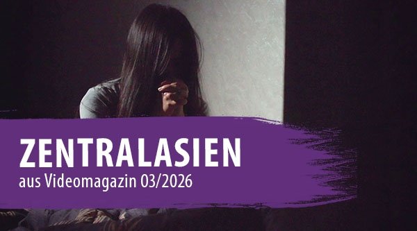 Eine Frau sitzt auf einem Bett und betet