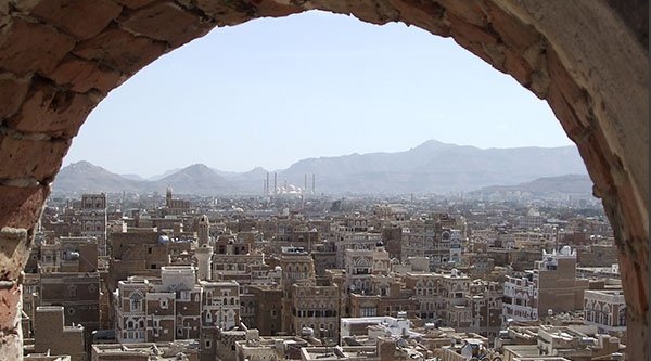 Ausblick auf eine Stadt mit Bergen im Hintergrund