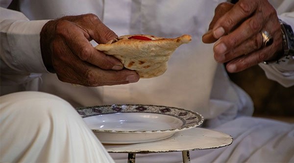 Ein Mann hält Essen in der Hand