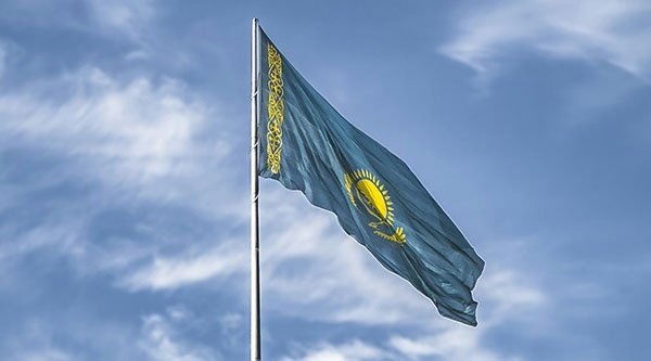 Eine kasachische Flagge weht an einem Fahnenmast