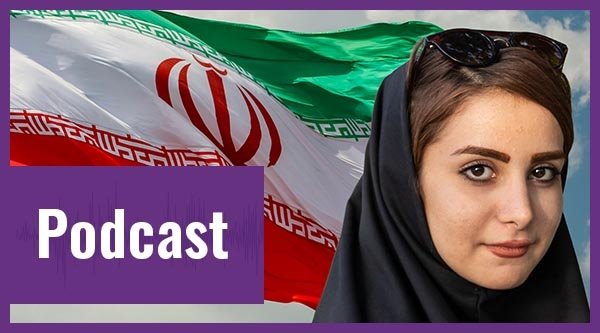 Frau vor iranischer Flagge