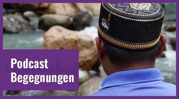 Ein Mann steht vor einem Bach