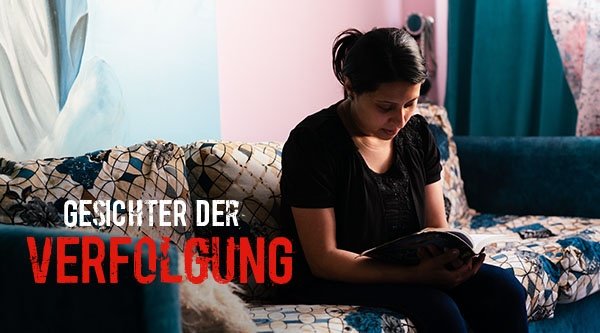 Eine Frau sitzt auf einem Sofa und liest