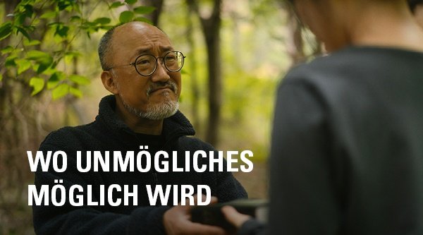 Ein Mann begegnet jemand anderem in einem Wald