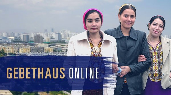 Drei Frauen stehen vor einer Stadt und schauen in die Kamera