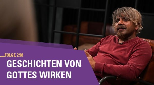 Ein Mann sitzt auf einem Sessel und erzählt