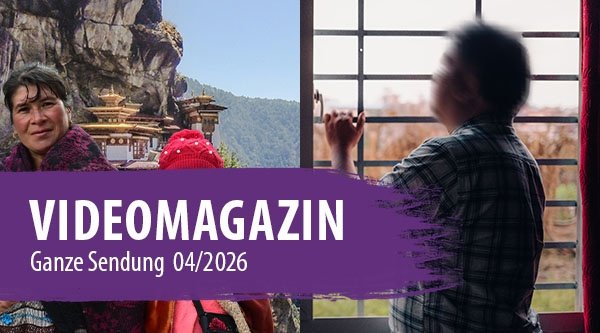 Links stehen eine Frau und ein Mädchen  vor einem Tempel und rechts blickt ein Mann aus einem Fenster