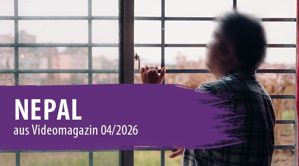 Ein Mann blickt aus einem Fenster mit Gittern davor