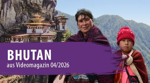 Bhutan – aus Monatsmagazin 04/2026 | Eine Mutter und ihre Tochter vor einem Tempel in den Bergen Bhutans