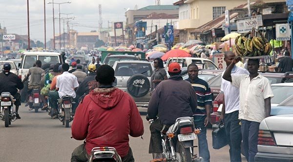 Viele Autos und Motorräder fahren auf einer vollen Straße 