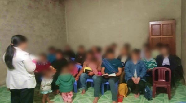 Gottesdienst in A Mungs Haus (Betroffene zu ihrem Schutz unkenntlich gemacht)