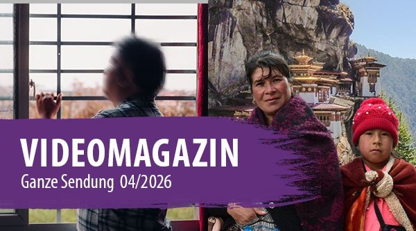 Links stehen eine Frau und ein Mädchen  vor einem Tempel und rechts blickt ein Mann aus einem Fenster