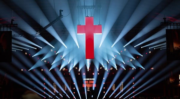 Unter einem riesigen Kreuz in der Hallenmitte legten viele Teilnehmer Karten mit ihren persönlichen Gebeten für Christen in Verfolgungssituationen ab