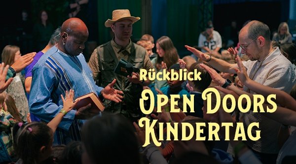 Um einen Mann stehen mehrere Kinder herum die für ihn beten