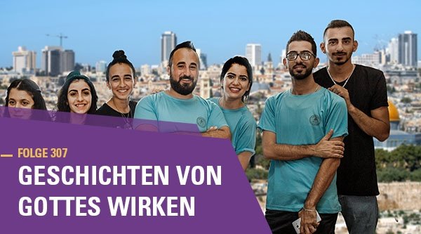 Einige junge Menschen stehen vor einer Stadt und lächeln in die Kamera