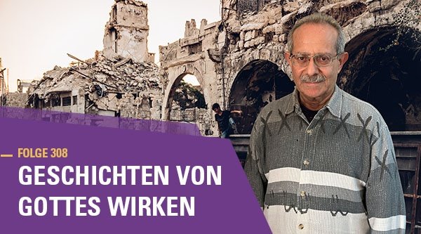 Ein Mann steht vor zertrümmerten Häusern