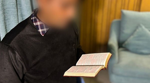 Pastor Rambahadur liest die Bibel