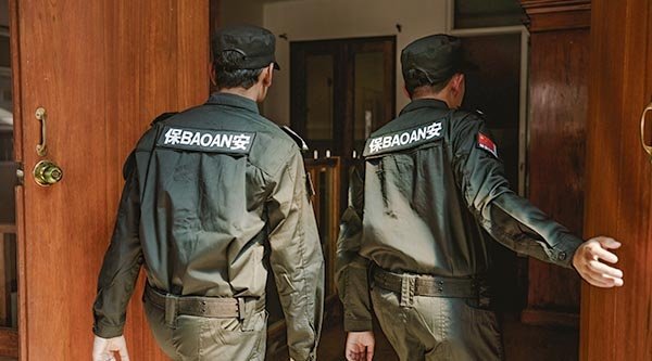 Mit Hilfe von Sondereinheiten stürmte die Polizei die Hauskirche mitten im Gottesdienst (nachgestellte Szene)