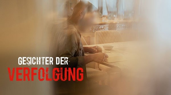 Ein Mann sitzt an einem Tisch und liest 
