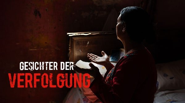 Eine Frau sitzt auf einem Bett und betet