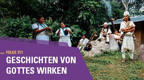 Mehrere kolumbianische Ureinwohner stehen in einer Gruppe
