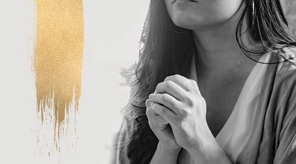 betende Frau in schwarz weiss links daneben goldener Brush 