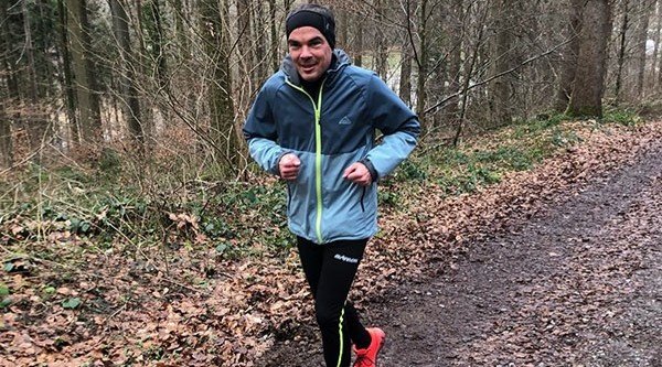 Alexander Eichholz beim joggen im Wald