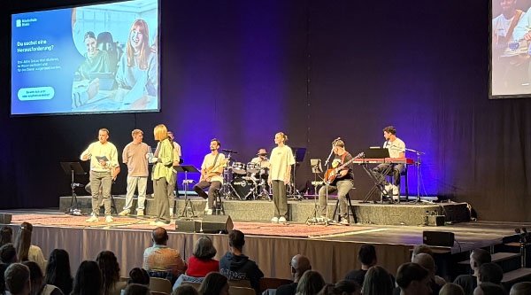 Eine Band steht auf einer Bühne
