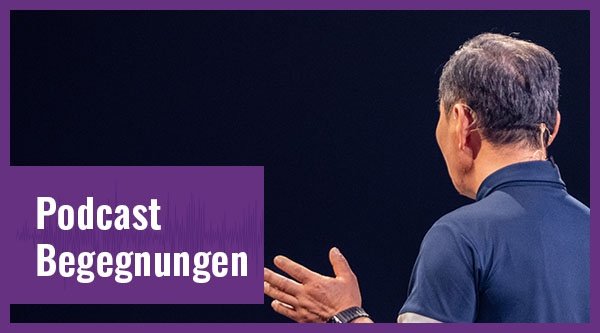 Ein Mann gestikuliert