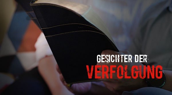 Jemand hält eine aufgeschlagene Bibel in der Hand