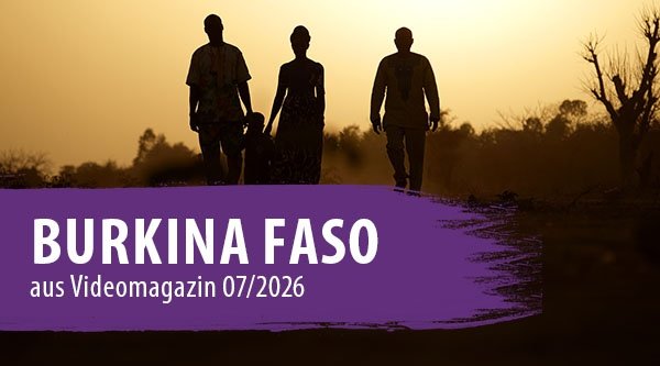 Vier Leute laufen Richtung Sonnenuntergang