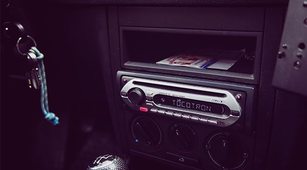 Ein Autoradio in einem abgedunkelten Fahrzeug